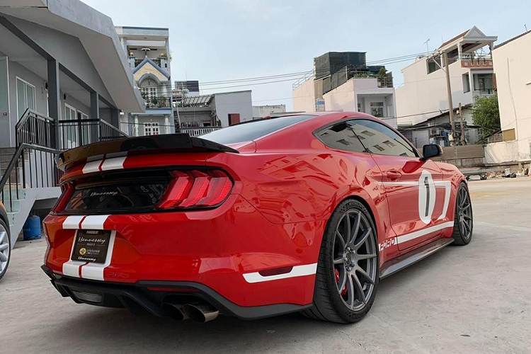 Nếu như chiếc xe độ Hennessey Heritage Edition Mustang đầu tiên xuất hiện tại Việt Nam khá rầm rộ trong năm 2019 thì mẫu xe Hennessey Heritage Edition Mustang trong bài viết này lại được mang về nước vô cùng bí mật, xe sau đó bán cho 1 nhà sưu tập ở Quảng Ninh.
