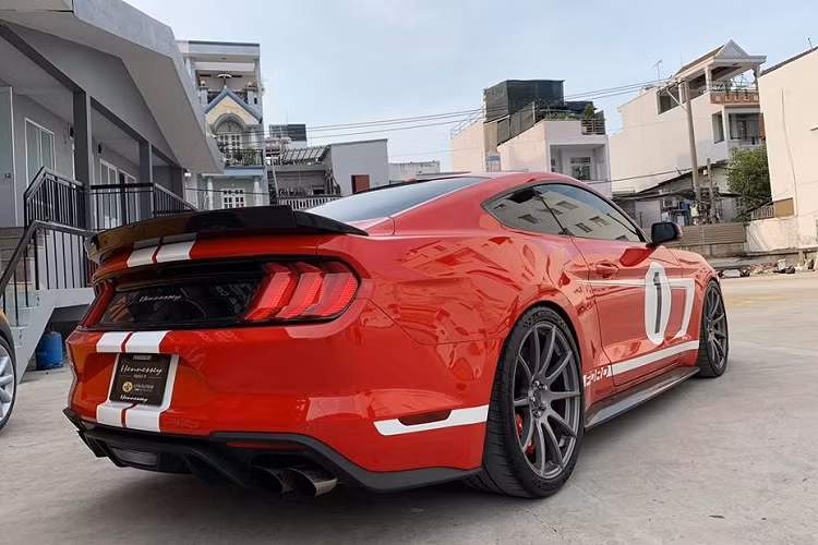 Nếu như chiếc xe độ Hennessey Heritage Edition Mustang đầu tiên xuất hiện tại Việt Nam khá rầm rộ trong năm 2019 thì mẫu xe Hennessey Heritage Edition Mustang trong bài viết này lại được mang về nước vô cùng bí mật, xe sau đó bán cho 1 nhà sưu tập ở Quảng Ninh.