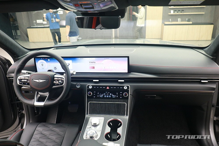 Phong cách thiết kế thể thao cũng được áp dụng cho cả không gian nội thất của mẫu xe này. Bước vào bên trong xe, người lái sẽ bắt gặp vô lăng vát đáy, những chi tiết ốp carbon... Bên cạnh đó là những chi tiết màu đỏ nổi bật như viền chỉ khâu, dây an toàn và đèn viền LED.