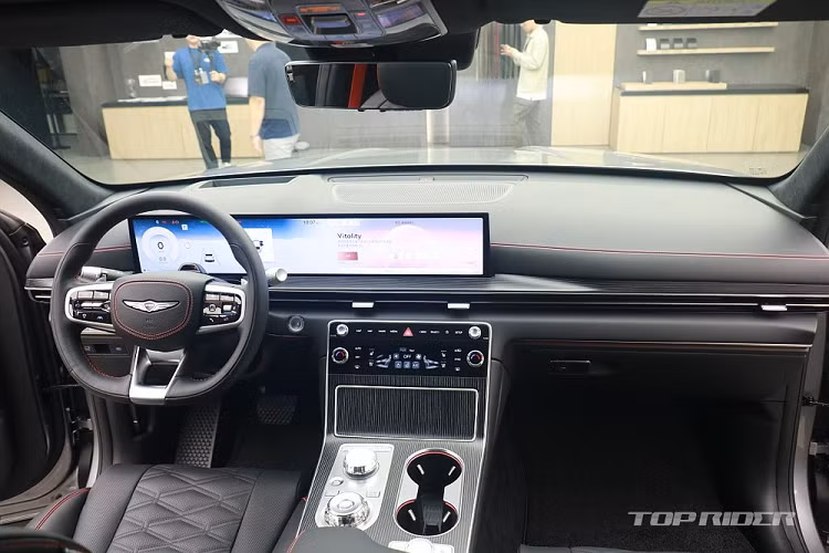 Phong cách thiết kế thể thao cũng được áp dụng cho cả không gian nội thất của mẫu xe này. Bước vào bên trong xe, người lái sẽ bắt gặp vô lăng vát đáy, những chi tiết ốp carbon... Bên cạnh đó là những chi tiết màu đỏ nổi bật như viền chỉ khâu, dây an toàn và đèn viền LED.