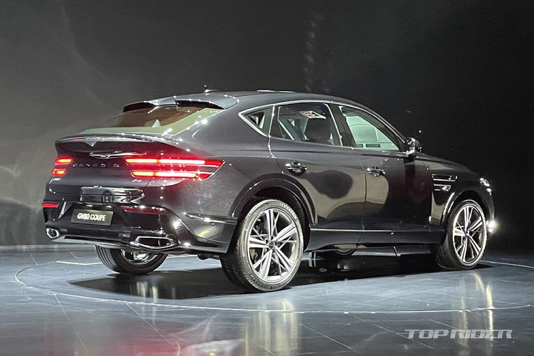 Công nghệ này giúp hãng Hyundai có thể trang bị đèn pha với thiết kế mỏng cho xe, tương tự người anh em Genesis G90. Nằm chính giữa đầu xe là lưới tản nhiệt hình chiếc khiên đặc trưng của xe Genesis. Tuy nhiên, lưới tản nhiệt được bổ sung mắt lưới G-matrix 2 lớp nhằm nhấn mạnh hình ảnh hiệu suất cao của mẫu SUV hạng sang này.