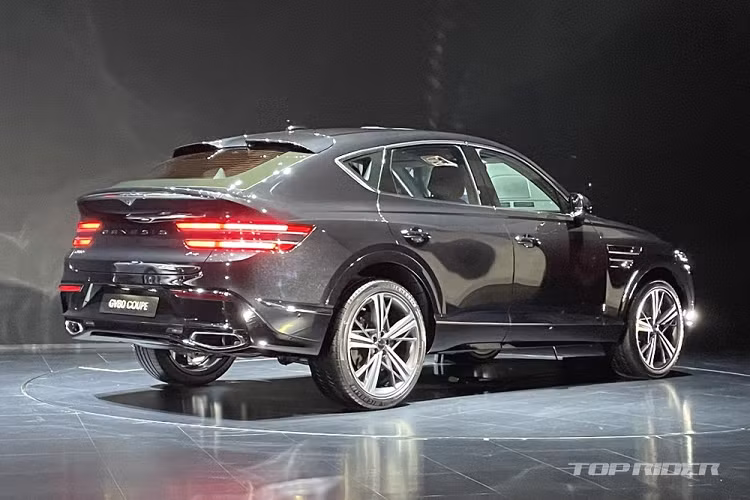 Công nghệ này giúp hãng Hyundai có thể trang bị đèn pha với thiết kế mỏng cho xe, tương tự người anh em Genesis G90. Nằm chính giữa đầu xe là lưới tản nhiệt hình chiếc khiên đặc trưng của xe Genesis. Tuy nhiên, lưới tản nhiệt được bổ sung mắt lưới G-matrix 2 lớp nhằm nhấn mạnh hình ảnh hiệu suất cao của mẫu SUV hạng sang này.