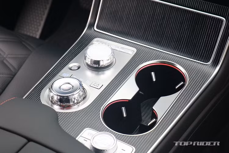 Kích thước của cửa sổ trời trên Genesis GV80 Coupe mới cũng bị giảm so với GV80 tiêu chuẩn. Phía sau hàng ghế thứ hai là khoang hành lý có thể tích 644 lít, giảm gần 100 lít so với Genesis GV80.