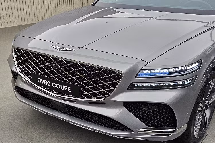 Tương tự đèn pha, đèn hậu của Genesis GV80 Coupe 2024 cũng bao gồm 4 dải đèn nằm ngang, chia đều sang hai bên. Khác với Genesis GV80 tiêu chuẩn, đèn hậu của xe có dải đèn phía trên dài hơn. Bên dưới cản sau là 2 đầu ống xả giả mạ crôm và có thiết kế hình chiếc khiên giống lưới tản nhiệt.