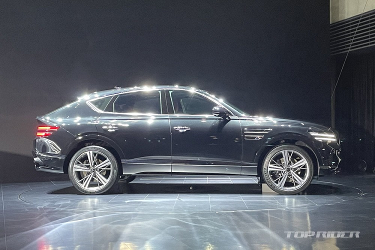 Được thiết kế theo triết lý "thanh lịch linh hoạt", mãu xe sang Genesis GV80 Coupe 2024 vốn là phiên bản thương mại của mẫu xe concept đã từng trình làng vào hồi tháng 4 năm nay. Phần lớn các chi tiết thiết kế của phiên bản concept đều được giữ lại trên Genesis GV80 Coupe 2024.