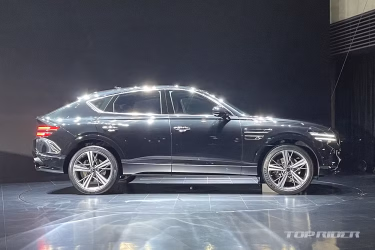 Được thiết kế theo triết lý "thanh lịch linh hoạt", mãu xe sang Genesis GV80 Coupe 2024 vốn là phiên bản thương mại của mẫu xe concept đã từng trình làng vào hồi tháng 4 năm nay. Phần lớn các chi tiết thiết kế của phiên bản concept đều được giữ lại trên Genesis GV80 Coupe 2024.