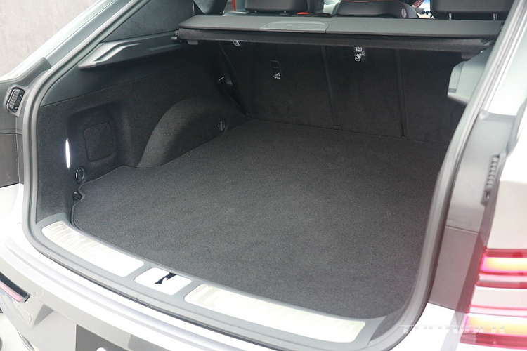 Thứ hai là động cơ xăng 6 xi-lanh, tăng áp, dung tích 3.5L với công suất tối đa 375 mã lực và mô-men xoắn cực đại 530 Nm.