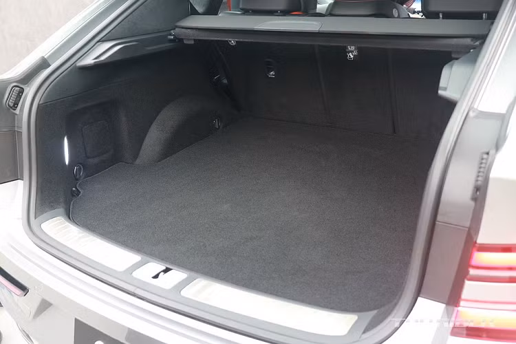 Thứ hai là động cơ xăng 6 xi-lanh, tăng áp, dung tích 3.5L với công suất tối đa 375 mã lực và mô-men xoắn cực đại 530 Nm.