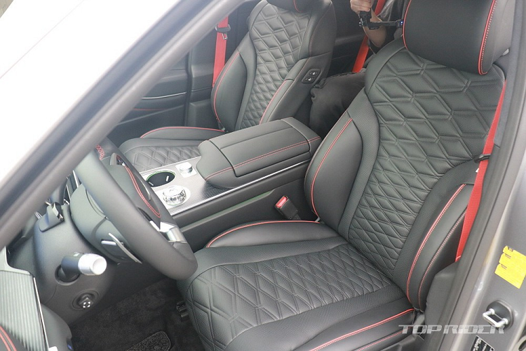 Genesis GV80 Coupe 2024 chỉ được trang bị nội thất 5 chỗ ngồi với hàng ghế thứ hai hẹp hơn so với GV80 thông thường do ảnh hưởng của thiết kế nóc. Bù lại, hàng ghế sau của xe có thể ngả chỉnh điện để mang đến tư thế ngồi thoải mái hơn cho hành khách.