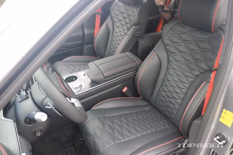 Genesis GV80 Coupe 2024 chỉ được trang bị nội thất 5 chỗ ngồi với hàng ghế thứ hai hẹp hơn so với GV80 thông thường do ảnh hưởng của thiết kế nóc. Bù lại, hàng ghế sau của xe có thể ngả chỉnh điện để mang đến tư thế ngồi thoải mái hơn cho hành khách.