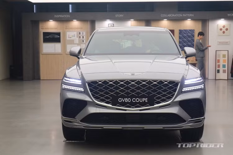 Cản trước của Genesis GV80 Coupe 2024 được trang bị 3 hốc gió rộng hơn GV80. Trong khi đó, nằm bên dưới lưới tản nhiệt là 4 khe gió hẹp mới để vừa tối ưu hóa khả năng làm mát động cơ vừa tạo ra thiết kế thể thao cho xe. Vành la-zăng của mẫu SUV lai Coupe này có thiết kế riêng, không giống Genesis GV80 thông thường. Tùy theo phiên bản, xe sẽ dùng vành 20 inch hoặc 22 inch.