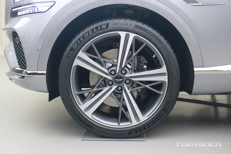 Nằm bên dưới nắp ca-pô của mẫu SUV lai Coupe này là 3 tùy chọn động cơ. Đầu tiên là động cơ xăng 4 xi-lanh, tăng áp, dung tích 2.5L, sản sinh công suất tối đa 304 mã lực và mô-men xoắn cực đại 442 Nm.