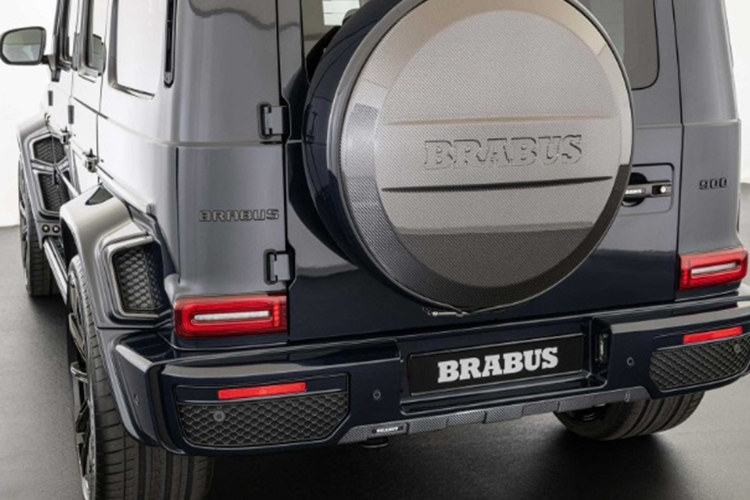 Chiếc Mercedes-AMG G63 Brabus 900 Deep Blue được tinh chỉnh lại hệ thống treo coilover bằng hợp kim nhôm Brabus Ride Control. Hệ thống treo này giúp người lái có thể tùy chỉnh khoảng sáng gầm trong khoảng 45 mm.