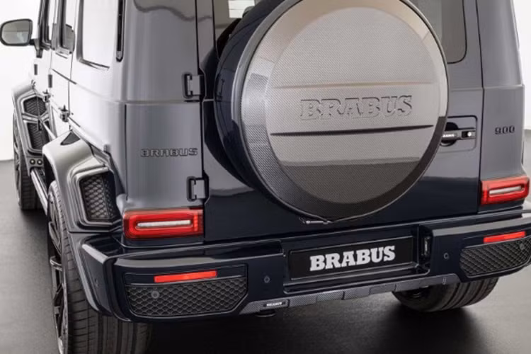 Chiếc Mercedes-AMG G63 Brabus 900 Deep Blue được tinh chỉnh lại hệ thống treo coilover bằng hợp kim nhôm Brabus Ride Control. Hệ thống treo này giúp người lái có thể tùy chỉnh khoảng sáng gầm trong khoảng 45 mm.