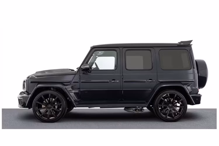 Ngoài ra, khu vực viền lưới tản nhiệt, hốc bánh trước và sau, ốp bảo vệ cửa với logo Brabus, cánh gió khí động học cỡ lớn, ống xả… đều được thay thế bằng vật liệu làm từ sợi carbon.