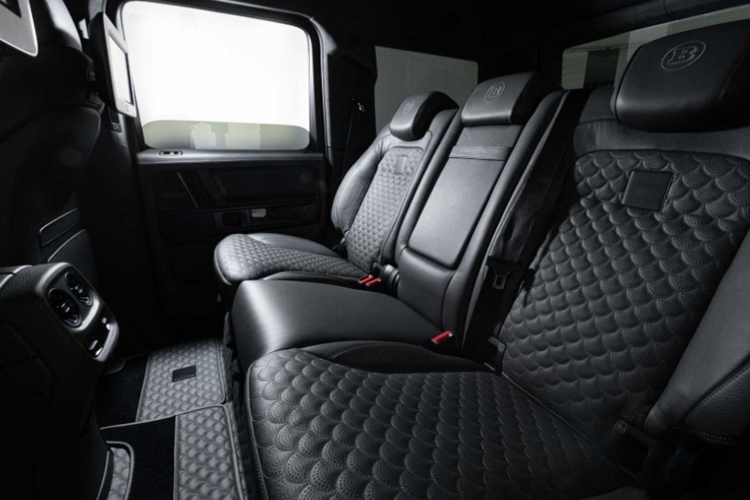 Toàn bộ nội thất xe được bọc da màu xám Slate Gray. Phần tựa lưng và đệm ghế cũng có các chi tiết vỏ sò "Seashell Diamond" làm điểm nhấn.