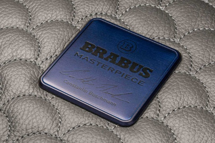 Cung cấp sức mạnh cho G63 Brabus 900 Deep Blue là khối động cơ V8 Brabus Rocket 900, dung tích 4.5L cùng bộ tăng áp hoàn toàn mới, công suất 900 mã lực và mô-men xoắn 1.250 Nm. Sức mạnh này giúp chiếc SUV này có thể tăng tốc từ 0-100 km/h chỉ trong 3,7 giây, trước khi đạt tốc độ giới hạn điện tử ở mức 280 km/h.