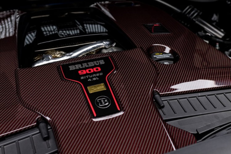 Để tone sur tone với ngoại thất, một số chi tiết trong xe cũng mang màu xanh Deep Blue như tapi cửa, vô lăng, bệ tay trung tâm, bàn đạp ga thắng, chốt khóa cửa, logo trên bảng taplo…