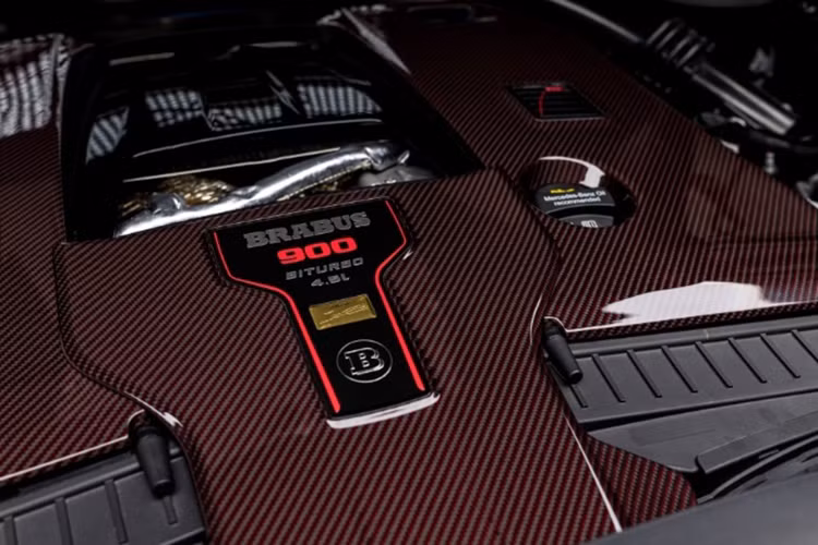 Để tone sur tone với ngoại thất, một số chi tiết trong xe cũng mang màu xanh Deep Blue như tapi cửa, vô lăng, bệ tay trung tâm, bàn đạp ga thắng, chốt khóa cửa, logo trên bảng taplo…