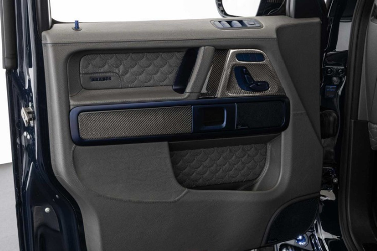 Chưa hết, trên phần tựa lưng ghế cũng có các tấm kim loại có dòng chữ "Brabus Masterpiece" được khắc chìm, đi cùng chữ ký của giám đốc điều hành Brabus - ông Constantin Buschmann.