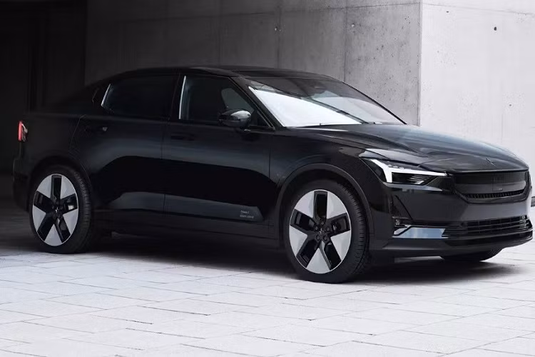 Thay đổi tiếp theo của Polestar 2 2024 là cụm pin có dung lượng 82 kWh mới do CATL sản xuất. Cụm pin này giúp xe có thể chạy được 635 km sau một lần sạc đầy pin ở phiên bản RWD và 592 km ở phiên bản AWD. Không chỉ tăng quãng đường di chuyển cho xe, cụm pin 82 kWh của Polestar 2 2024 còn hỗ trợ sạc nhanh DC 205 kW và giảm 1,1 tấn khí thải carbon trên mỗi xe so với trước.