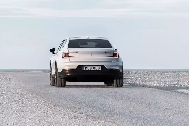 Sức mạnh này cho phép xe tăng tốc từ 0-100 km/h trong thời gian 4,5 giây. Những người muốn sở hữu xe mạnh hơn thì có thể chọn gói Performance Pack tùy chọn, giúp nâng công suất tổng cộng lên 469 mã lực và giảm thời gian tăng tốc từ 0-100 km/h xuống còn 4,2 giây. Theo thương hiệu Polestar, khách hàng có thể mua gói tăng công suất của xe bằng tính năng cập nhật phần mềm qua WiFi.