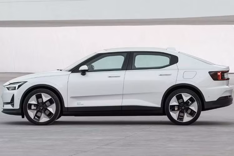 Ngoài ra, khi mua Polestar 2 2024, khách hàng châu Âu có thể tùy chọn cụm pin 69 kWh do LG Chem sản xuất, mang đến quãng đường di chuyển 518 km theo chu trình thử nghiệm WLTP. Ở thị trường Mỹ, cụm pin 82 kWh chỉ dành cho Polestar 2 2024 phiên bản RWD và mang đến quãng đường di chuyển sau 1 lần sạc đầy pin là 482 km theo ước tính của EPA. So với phiên bản cũ, Polestar 2 2024 bản tiêu chuẩn ở thị trường Mỹ có quãng đường di chuyển dài hơn 48 km.