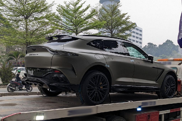 Dù vậy, công suất tối đa của Aston Martin DBX 707 tạo ra từ động cơ V8, dung tích 4.0 lít, tăng áp kép là 697 mã lực, chỉ thua Ferrari Purosangue đúng 18 mã lực, công bằng hơn nếu so với Lamborghini Urus S cũng sử dụng máy V8, dung tích 4.0 lít chỉ cho ra 657 mã lực.