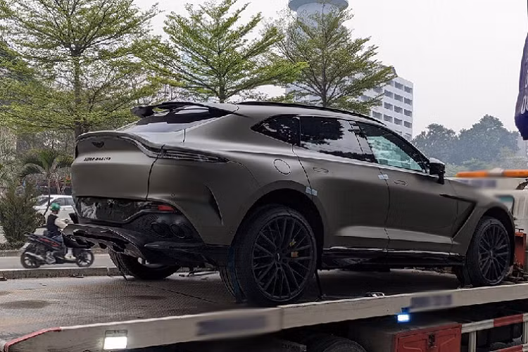 Dù vậy, công suất tối đa của Aston Martin DBX 707 tạo ra từ động cơ V8, dung tích 4.0 lít, tăng áp kép là 697 mã lực, chỉ thua Ferrari Purosangue đúng 18 mã lực, công bằng hơn nếu so với Lamborghini Urus S cũng sử dụng máy V8, dung tích 4.0 lít chỉ cho ra 657 mã lực.