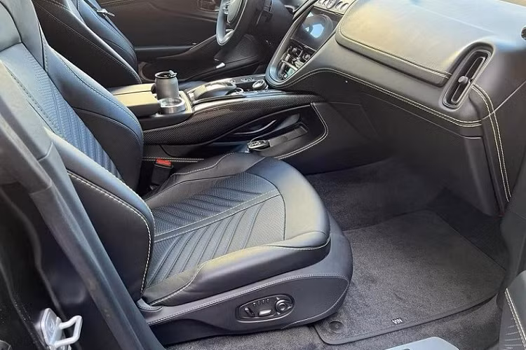 Chiếc xe Aston Martin DBX 707 chính hãng trong bài viết này là xe thứ 3 về nước, nhưng thú vị ở chỗ, chủ nhân sở hữu lại cũng là người đầu tiên đặt mua xe Aston Martin DBX 707 đầu tiên tại Việt Nam.