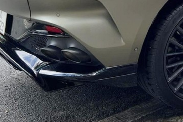 Đây cũng là lần đầu tiên, nhà sưu tập xe lớn nhất Việt Nam xuống phố cùng với chiếc xe Aston Martin DBX 707. Chiếc xe ông mua từ tháng 7 đầu năm nay với mức giá không dưới 21 tỷ đồng.