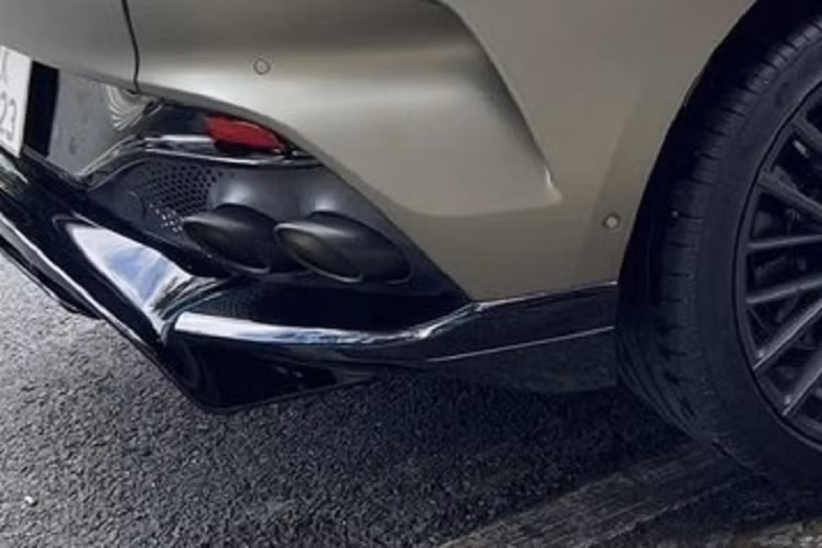 Đây cũng là lần đầu tiên, nhà sưu tập xe lớn nhất Việt Nam xuống phố cùng với chiếc xe Aston Martin DBX 707. Chiếc xe ông mua từ tháng 7 đầu năm nay với mức giá không dưới 21 tỷ đồng.