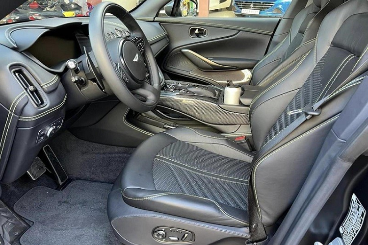 Thú vị là dù ra mắt sau, nhưng Aston Martin và Ferrari hiện đang là 2 hãng xe có chiếc SUV nhanh và mạnh nhất thế giới, trong khi Ferrari Purosangue đang chờ đơn hàng đầu tiên về Việt Nam để bàn giao cho khách hàng thì Aston Martin DBX 707 tại Việt Nam đã có ít nhất 3 xe được nhập về, tất cả đều theo diện chính hãng.