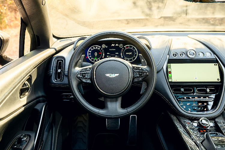 Lý do cho việc có đến 2 chiếc siêu SUV Aston Martin DBX 707 nằm trong bộ sưu tập xe trị giá lên đến hơn nghìn tỷ đồng của ông Đặng Lê Nguyên Vũ, là vì, đây là chiếc SUV mạnh và nhanh thứ 2 thế giới, chỉ sau siêu xe gầm cao Ferrari Purosangue, nhưng cần nhớ 1 điều, Aston Martin DBX 707 chỉ dùng máy V8, dung tích 4.0 lít, khá khiêm tốn so với máy V12, dung tích 6.5 lít của Ferrari Purosangue.