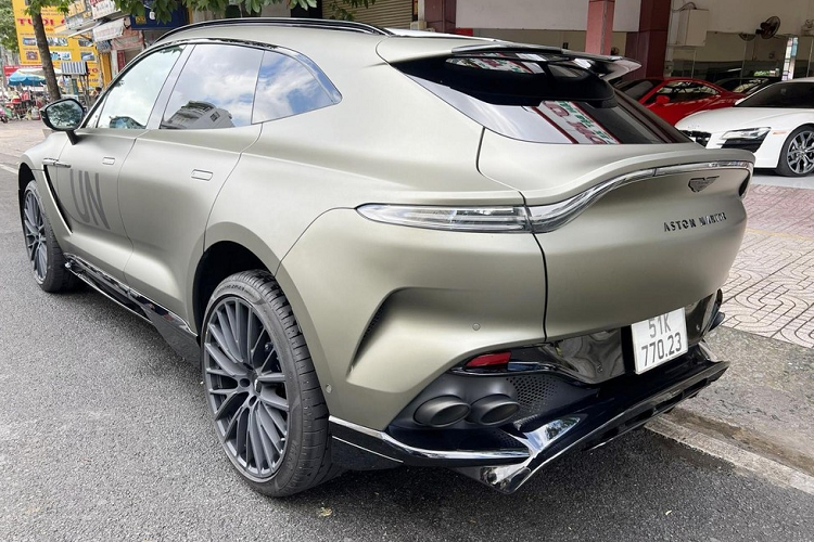 Mức giá xe Aston Martin DBX 707 chính hãng tại Việt Nam từ 21,8 tỷ đồng, chưa bao gồm thêm các tùy chọn cũng như chi phí lăn bánh. Chiếc xe trong bài được ông Vũ mua của 1 người quen chuyên nhập khẩu siêu xe về Việt Nam.