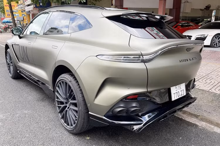 Mức giá xe Aston Martin DBX 707 chính hãng tại Việt Nam từ 21,8 tỷ đồng, chưa bao gồm thêm các tùy chọn cũng như chi phí lăn bánh. Chiếc xe trong bài được ông Vũ mua của 1 người quen chuyên nhập khẩu siêu xe về Việt Nam.