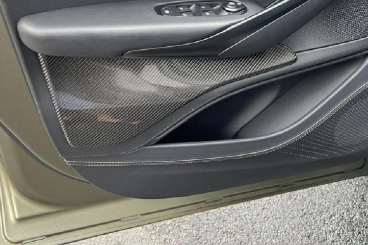 Nội thất của Aston Martin DBX 707 không có nhiều thay đổi so với bản tiêu chuẩn ngoài một số nút bấm mới về chế độ của hệ thống treo, ESP, chế độ chọn sang số tự động hoặc số sàn và chế độ ống xả thể thao.