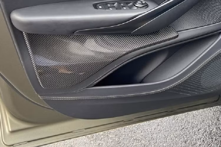 Nội thất của Aston Martin DBX 707 không có nhiều thay đổi so với bản tiêu chuẩn ngoài một số nút bấm mới về chế độ của hệ thống treo, ESP, chế độ chọn sang số tự động hoặc số sàn và chế độ ống xả thể thao.