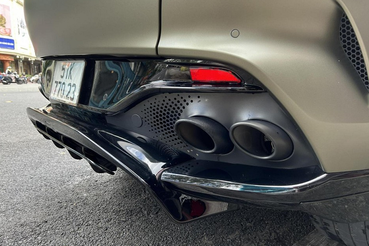 Một trang bị khác trên DBX 707 giúp xe trở nên trẻ trung hơn chính là việc ghế thể thao tiêu chuẩn với chức năng sưởi và chỉnh điện 16 hướng. Có 3 lựa chọn về phong cách nội thất, kết hợp giữa da và vật liệu đắt tiền Alcantara cùng carbon thay vì chỉ 1 màu da và ghế kiểu sang trọng của bản tiêu chuẩn.