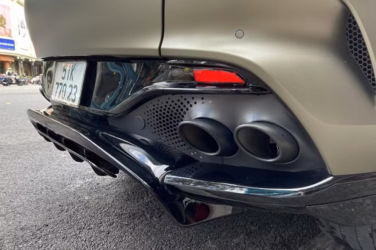 Một trang bị khác trên DBX 707 giúp xe trở nên trẻ trung hơn chính là việc ghế thể thao tiêu chuẩn với chức năng sưởi và chỉnh điện 16 hướng. Có 3 lựa chọn về phong cách nội thất, kết hợp giữa da và vật liệu đắt tiền Alcantara cùng carbon thay vì chỉ 1 màu da và ghế kiểu sang trọng của bản tiêu chuẩn.