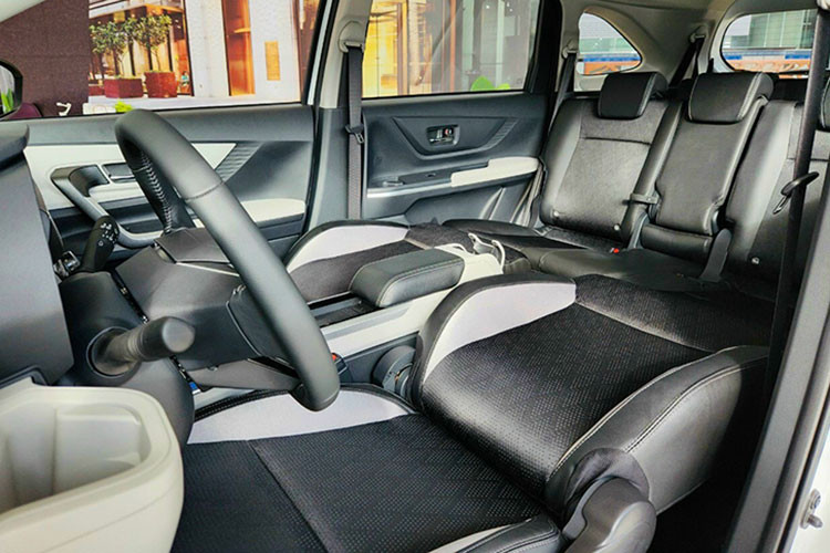 Cung cấp sức mạnh cho Toyota Veloz Cross là khối động cơ 4 xi lanh 2NR-VE có dung tích 1.5L, dẫn động cầu trước và truyền lực bằng hộp số CVT. Hệ thống này giúp xe có thể đạt công suất tối đa 105 mã lực và mô-men xoắn cực đại 138 Nm.