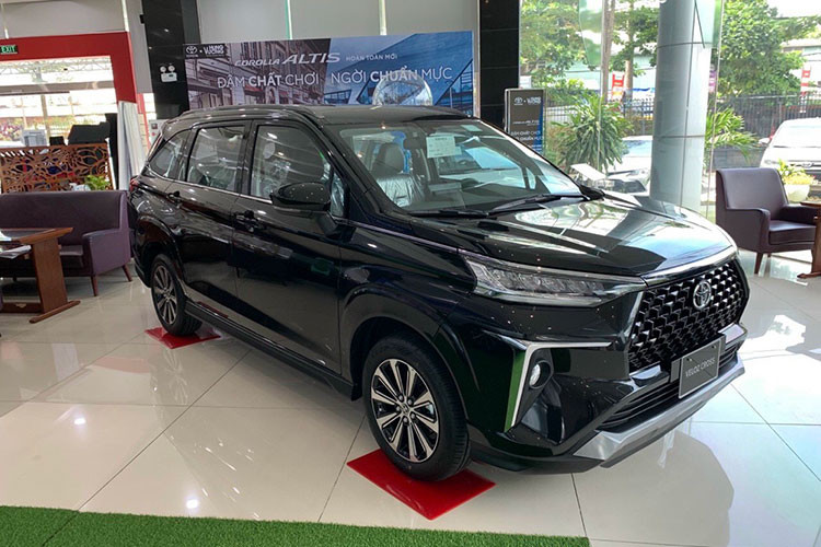 Dọc về phần thân, mẫu xe MPV Toyota Veloz Cross CVT Top sở hữu những đường gân dập nổi, giúp tăng tính năng động cho xe. Ngoài ra, từ đầu xe kéo dài ra phía cuối xe còn có thêm đường mạ crom nối liền, tạo cảm giác sang trọng và hài hòa trong thiết kế.