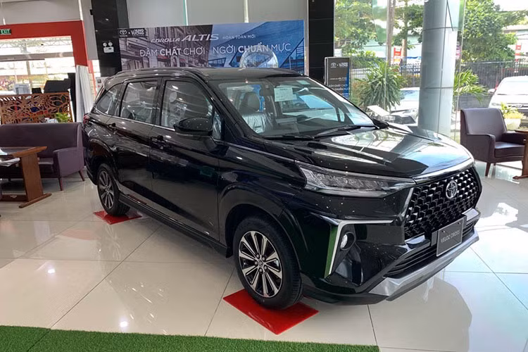 Dọc về phần thân, mẫu xe MPV Toyota Veloz Cross CVT Top sở hữu những đường gân dập nổi, giúp tăng tính năng động cho xe. Ngoài ra, từ đầu xe kéo dài ra phía cuối xe còn có thêm đường mạ crom nối liền, tạo cảm giác sang trọng và hài hòa trong thiết kế.