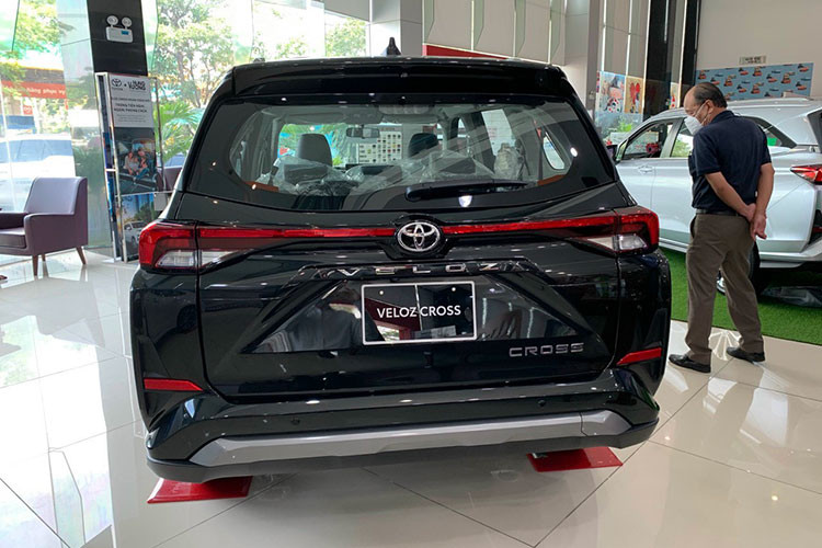 Khác với bản tiêu chuẩn, Veloz Cross CVT Top được trang bị bộ mâm kích thước 17 inch. Di chuyển ra phía sau, hệ thống chiếu sáng ở đuôi xe là dạng full LED. Trong đó, thiết kế của cụm đèn hậu khá bắt mắt với dạng khối, được nối liền bởi dải đèn LED, giúp tăng sự bề thế cho xe, ở trung tâm vẫn là logo Toyota quen thuộc.