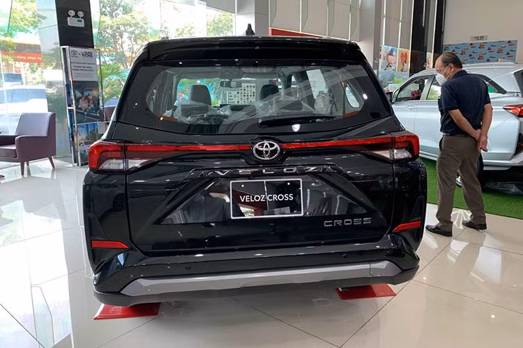 Khác với bản tiêu chuẩn, Veloz Cross CVT Top được trang bị bộ mâm kích thước 17 inch. Di chuyển ra phía sau, hệ thống chiếu sáng ở đuôi xe là dạng full LED. Trong đó, thiết kế của cụm đèn hậu khá bắt mắt với dạng khối, được nối liền bởi dải đèn LED, giúp tăng sự bề thế cho xe, ở trung tâm vẫn là logo Toyota quen thuộc.