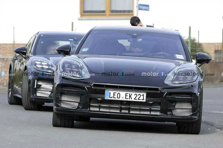 Bản cao cấp nhất là Turbo S E-Hybrid Executive dùng hệ truyền động plug-in hybrid với động cơ xăng V8, tăng áp kép, dung tích 4.0L, mô-tơ điện và cụm pin 17,9 kWh. Hệ truyền động này mang đến công suất tổng cộng 690 mã lực và mô-men xoắn cực đại 868 Nm. Dự kiến, Porsche Panamera thế hệ mới sẽ chính thức trình làng vào cuối năm nay hoặc đầu năm sau.