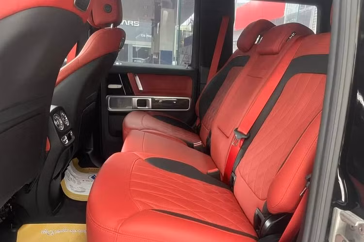 Với mức giá rao bán 12,5 tỷ đồng, chiếc Mercedes-AMG G63 này đang có giá gần bằng với phiên bản đặc biệt Mercedes-AMG G63 Edition 55 2023 được đại lý chính hãng báo giá từ 12,61 tỷ đồng tại Việt Nam, tuy nhiên, chiếc xe này đã ra biển số và dễ dàng sở hữu hơn Mercedes-AMG G63 Edition 55 khá nhiều.