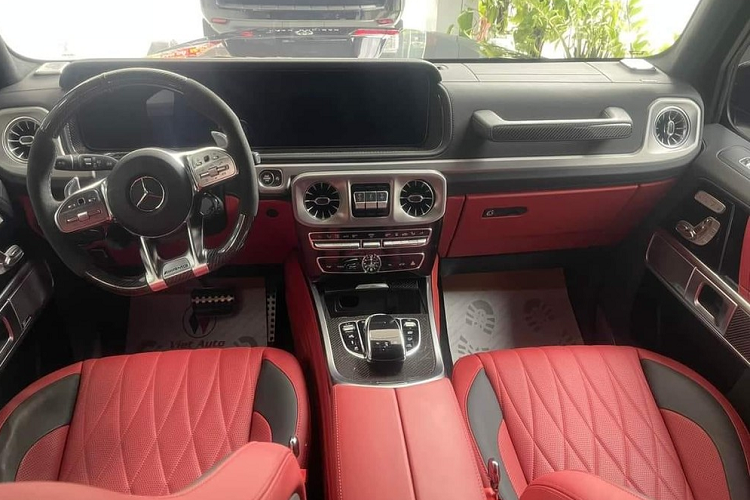 Nội thất chiếc SUV hạng sang Mercedes-AMG G63 của ca sĩ Tuấn Hưng đang được rao bán có màu đỏ cùng với đó là nhiều chi tiết ốp carbon. Hình ảnh chụp lại bảng đồng hồ của xe cho thấy, số đồng hồ công tơ mét là 11.410 km.