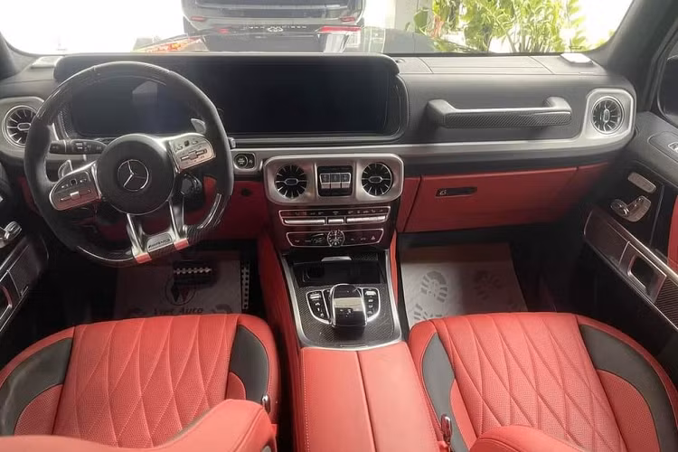 Nội thất chiếc SUV hạng sang Mercedes-AMG G63 của ca sĩ Tuấn Hưng đang được rao bán có màu đỏ cùng với đó là nhiều chi tiết ốp carbon. Hình ảnh chụp lại bảng đồng hồ của xe cho thấy, số đồng hồ công tơ mét là 11.410 km.