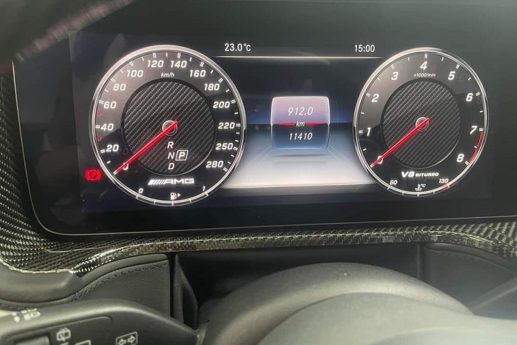 Mercedes-AMG G63 từng của Tuấn Hưng sở hữu khối động cơ xăng V8, tăng áp kép, dung tích 4.0 lít mới nhất. Trái tim này tạo ra công suất tối đa 585 mã lực tại tua máy 6.000 vòng/phút và mô-men xoắn cực đại 850 Nm tại dải tua máy 2.500 - 3.500 vòng/phút.